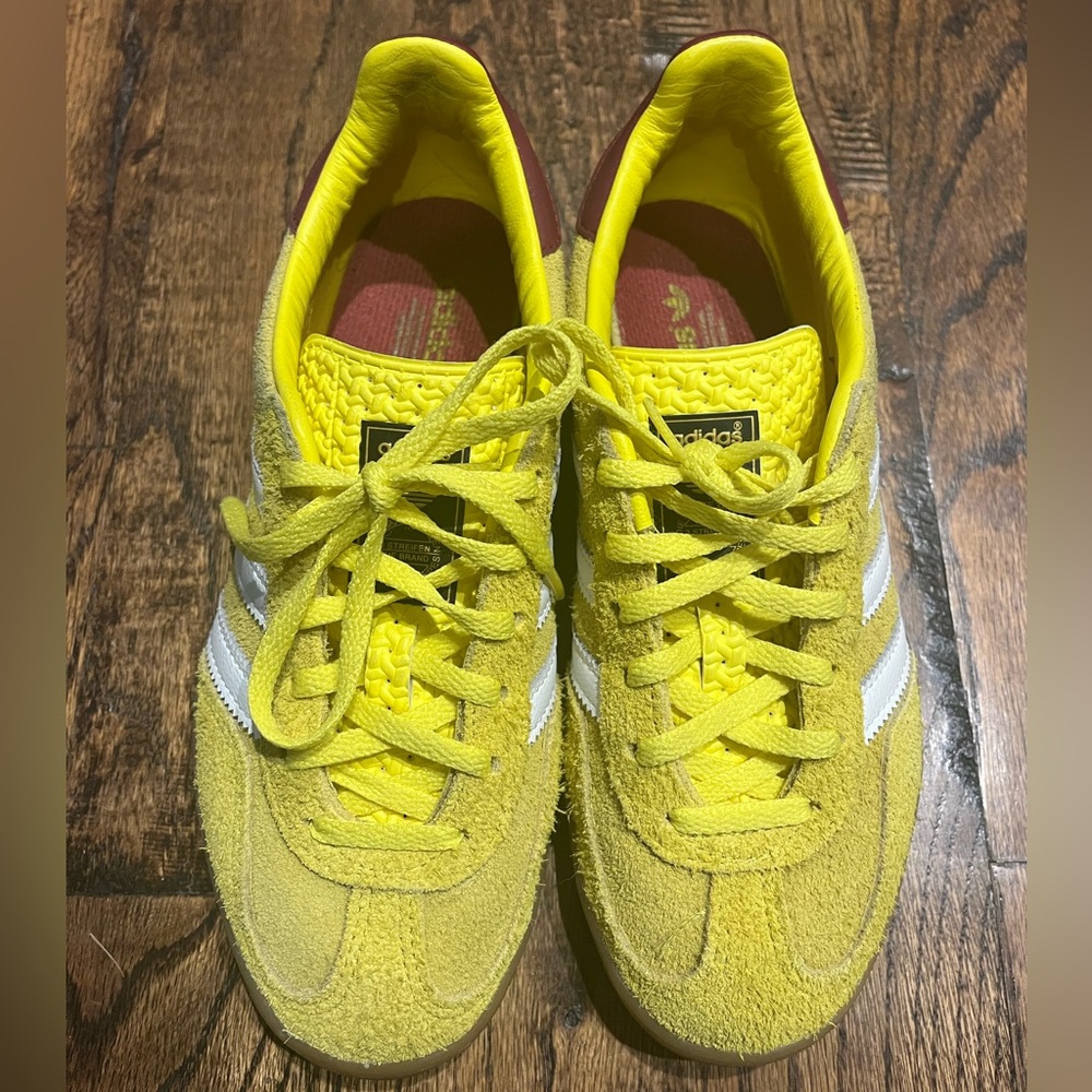 Women’s like new Adidas Gazelle Indoor Shoes - Yellow and White